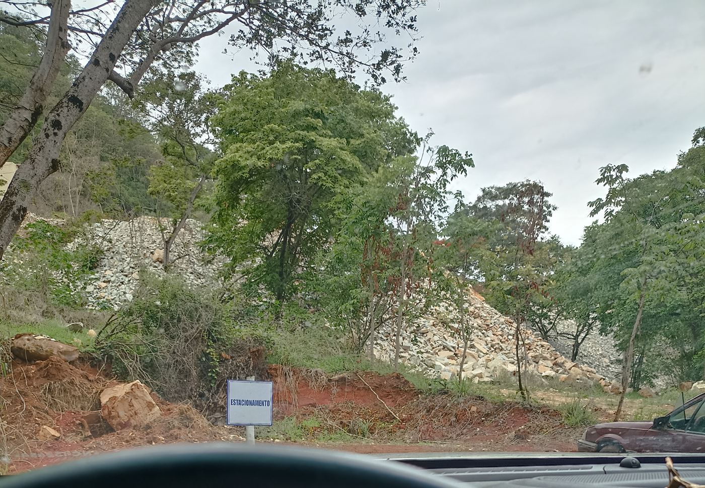 Área em obra com vegetação preservada ao redor, vista durante vistoria de campo