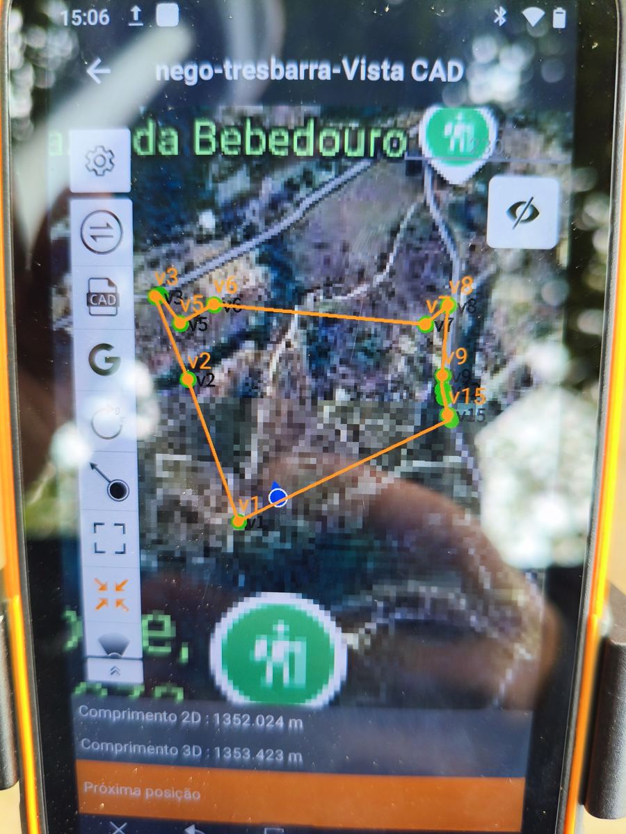 Tela do coletor GNSS mostrando o perímetro de um imóvel com vértices numerados sobre imagem de satélite